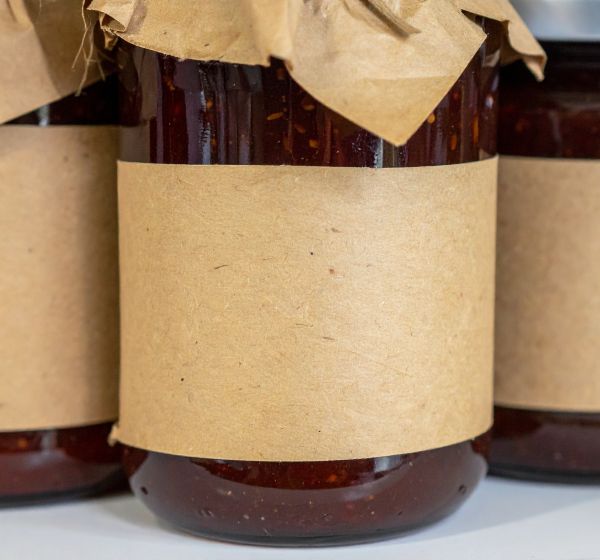 étiquettes collées sur les pots